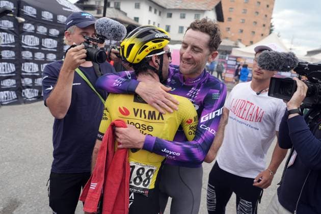 Harper Christopher of Team Jayco Alula winner of the stage greets Yates Simon Philip of Team Visma Lease A Bikeduring the stage 20 of the Giro d™Italia from Verres to Sestriere (Via Lattea), Italy - Saturday, May 31, 2025. - cycling.  Copyright: xGianxMattiaxD Alberto LaPressex