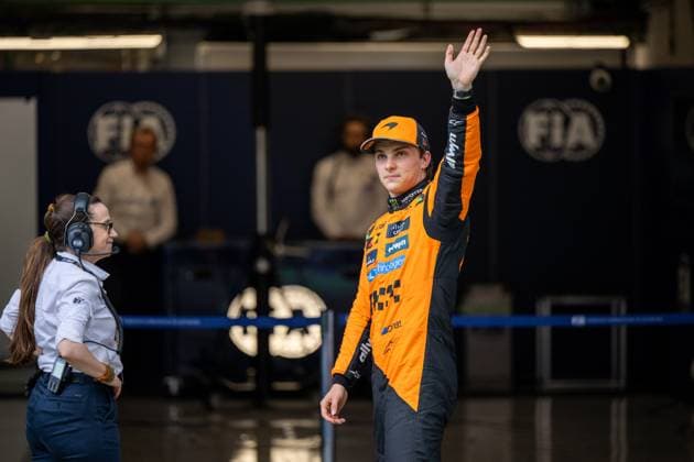 Oscar Piastri (McLaren Formula 1 Team, Australien, 81) jubelt im Parc Ferme ueber die Pole Position und Startplatz 1, ESP, Formel 1 Weltmeisterschaft, Aramco Grand Prix von Spanien, Circuit de Barcelona Catalunya, Qualifying, Saison 2025, 31.05.2025 ESP, Formel 1 Weltmeisterschaft, Aramco Grand Prix von Spanien, Circuit de Barcelona Catalunya, Qualifying, Saison 2025, 31.05.2025 Barcelona Copyright: xEibner-Pressefoto Memmlerx EP_MMR