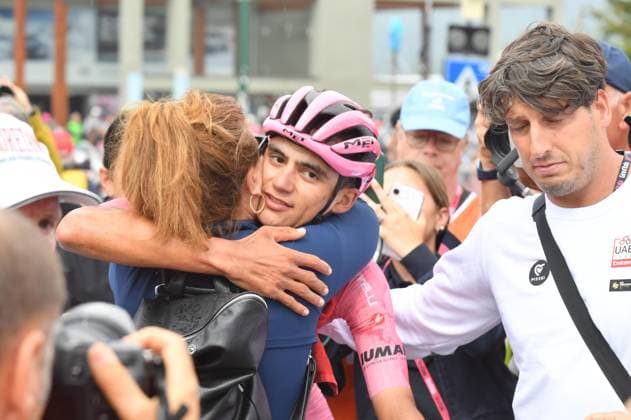 Foto IPP Massimo Rana Sestriere ( To ) 31-05-2025 Ciclismo Giro d Italia 2025 ventesima tappa da Verres a Sestriere nella foto Isaac Del Toro abbracciato da una componente del suo team , il ciclista messicano perdera la maglia rosa Italy Photo Press - World Copyright italy ITALY  Copyright: xR4924_italyphotopressx