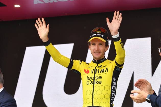 Foto IPP Massimo Rana Sestriere ( To ) 31-05-2025 Ciclismo Giro d Italia 2025 ventesima tappa da Verres a Sestriere nella foto Simon Yates esulta sul podio, il ciclista britannico e la nuova maglia rosa Italy Photo Press - World Copyright italy ITALY  Copyright: xR4924_italyphotopressx