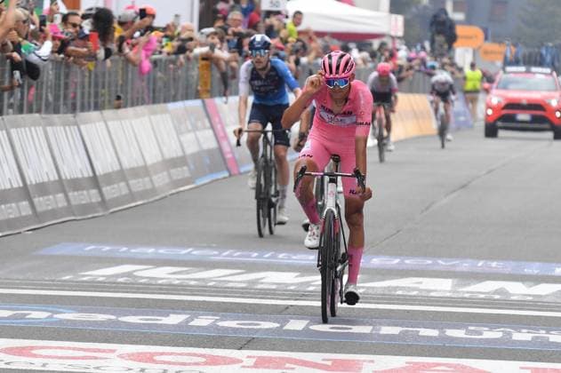 Foto IPP Massimo Rana Sestriere ( To ) 31-05-2025 Ciclismo Giro d Italia 2025 ventesima tappa da Verres a Sestriere nella foto Isaac Del Toro arriva sul traguardo, il ciclista messicano perdera la maglia rosa Italy Photo Press - World Copyright italy ITALY  Copyright: xR4924_italyphotopressx