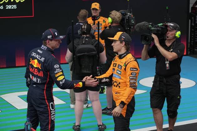 31.05.2025, Circuit de Catalunya, Barcelona, Formel 1 Aramco Grand Prix von Spanien 2025 , im Bild Max Verstappen (NLD), Oracle Red Bull Racing gratuliert Oscar Piastri (AUS), McLaren F1 Team zur Poleposition. (Photo by Hasan Bratic DeFodi Images)