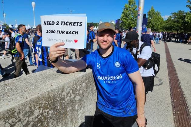 31.05.2025, xsltx, Fussball UEFA Champions League Finale 2025, Paris St.Germain - Inter Mailand v.l. Inter Fan sucht Eintrittskarten und ist bereit 2000 Euro pro Karte zu bezahlen Ticket Tickets (DFL DFB REGULATIONS PROHIBIT ANY USE OF PHOTOGRAPHS as IMAGE SEQUENCES and or QUASI-VIDEO) Muenchen