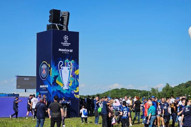 31.05.2025, xsltx, Fussball UEFA Champions League Finale 2025, Paris St.Germain - Inter Mailand v.l. Fans Zuschauer vor dem Stadion Arena (DFL DFB REGULATIONS PROHIBIT ANY USE OF PHOTOGRAPHS as IMAGE SEQUENCES and or QUASI-VIDEO) Muenchen