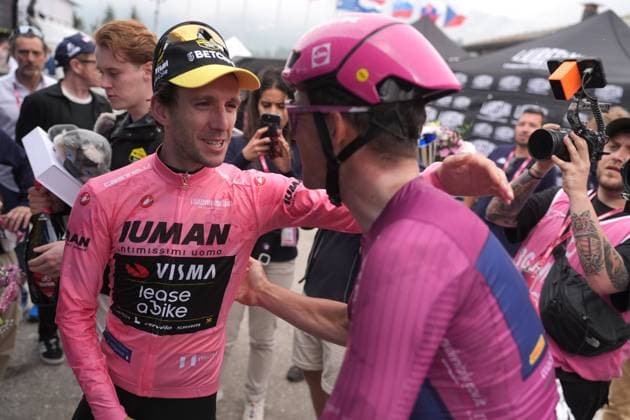 Pedersen Mads of Lidl-Trek cyclamen jersey greets Yates Simon Philip of Team Visma Lease A Bike pink jersey during the stage 20 of the Giro d™Italia from Verres to Sestriere (Via Lattea), Italy - Saturday, May 31, 2025. - cycling.  Copyright: xGianxMattiaxD Alberto LaPressex