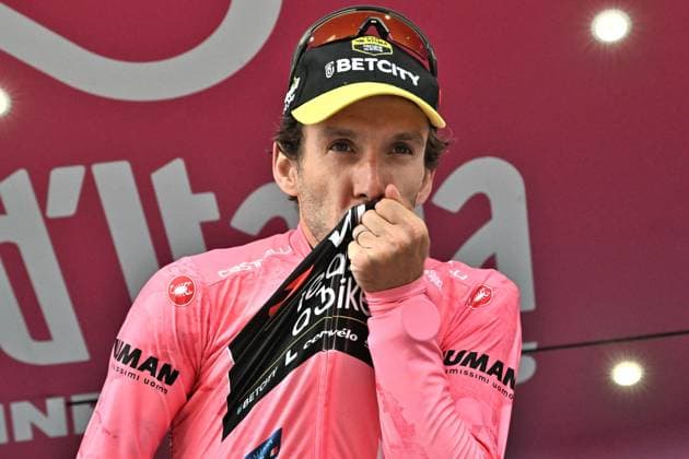 Sport Bilder des Tages May 31, 2025, Sestriere, ITALY: Britain rider Simon Philip Yates of Team Visma Lease a Bike, wearing the overall leader s pink jersey, celebrates on the podium of the 20th stage of the 108 Giro d Italia 2025, cycling race over 205 km from Verres to Sestriere, Italy, 31 May 2025. ANSA LUCA ZENNARO Giro D Italia Cycling Tour - Stage 20  - ZUMAa110 20250531_zaf_a110_031 Copyright: xLucaxZennarox