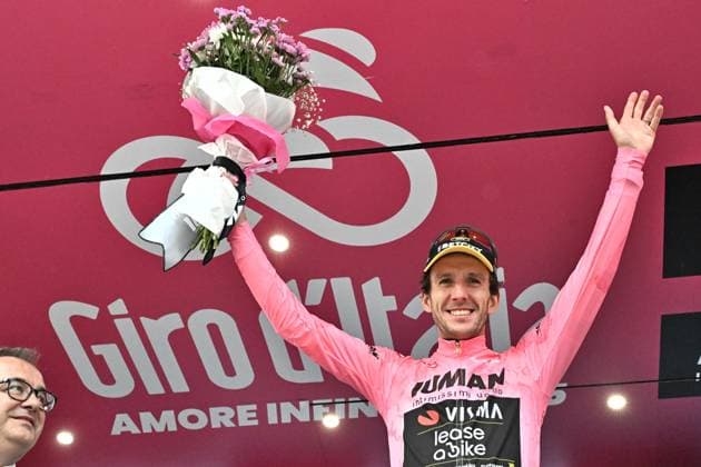 May 31, 2025, Sestriere, ITALY: Britain rider Simon Philip Yates of Team Visma Lease a Bike, wearing the overall leader s pink jersey, celebrates on the podium of the 20th stage of the 108 Giro d Italia 2025, cycling race over 205 km from Verres to Sestriere, Italy, 31 May 2025. ANSA LUCA ZENNARO Giro D Italia Cycling Tour - Stage 20  - ZUMAa110 20250531_zaf_a110_032 Copyright: xLucaxZennarox