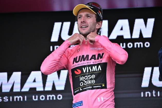 May 31, 2025, Sestriere, ITALY: Britain rider Simon Philip Yates of Team Visma Lease a Bike wearing the overall leader s pink jersey, poses on the podium after the 20th stage of the 108 Giro d Italia 2025, cycling race over 205 km from Verres to Sestriere, 31 May 2025. ANSA LUCA ZENNARO. Giro D Italia Cycling Tour - Stage 20  - ZUMAa110 20250531_zaf_a110_033 Copyright: xLucaxZennarox