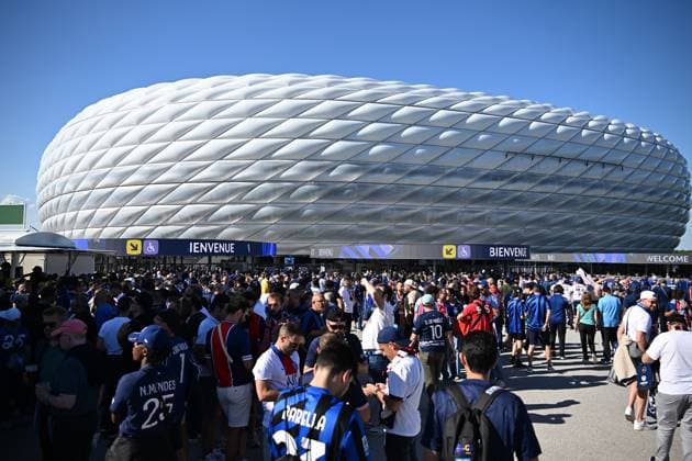 31.05.2025, xsltx, Fussball UEFA Champions League Finale 2025, Paris St.Germain - Inter Mailand v.l. Fans, Zuschauer, Trikots, Stimmung, Emotionen vor dem Stadion, der Arena (DFL DFB REGULATIONS PROHIBIT ANY USE OF PHOTOGRAPHS as IMAGE SEQUENCES and or QUASI-VIDEO) Muenchen