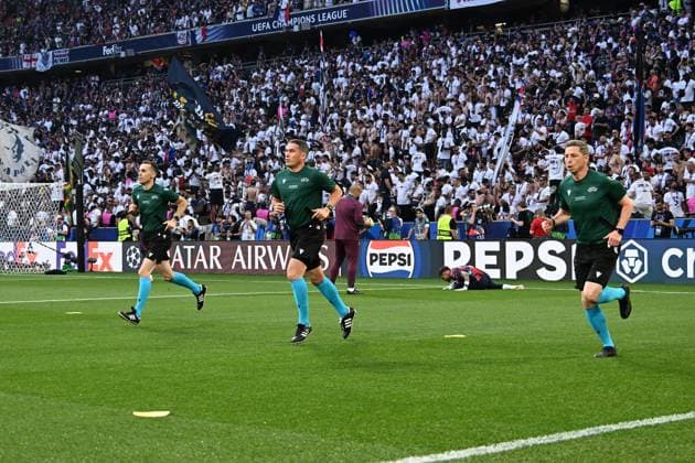 31.05.2025, xsltx, Fussball UEFA Champions League Finale 2025, Paris St.Germain - Inter Mailand v.l. Warmup warm up Aufwärmen aufwärmen vor dem Spiel Schiedsrichter Referee Istvan Kovacs (Rumänien) und Marica, Mihai (Rumänien) Tunyogy, Ferencz (Rumänien) (DFL DFB REGULATIONS PROHIBIT ANY USE OF PHOTOGRAPHS as IMAGE SEQUENCES and or QUASI-VIDEO) Muenchen