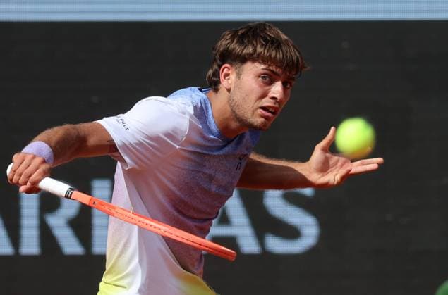 Italian Flavio Cobolli plays against third-seeded Alexander Zverev of Germany during their third-round match of the French Tennis Open in Roland Garros in Paris, France, on Saturday, May 31, 2025. Zverev won 6Ð2, 7-6, 6-1.  PAR20250531225 MAYAxVIDON-WHITE