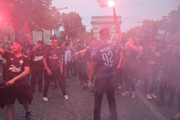 Ligue des Champions PSG-Inter de Milan PHOTOPQR LE PARISIEN Olivier Arandel ; Paris ; 31 05 2025 ; Paris, France Mardi 8 avril 2025 Au lendemain du spectaculaire incendie qui a ravagé lundi soir un centre de déchets dans le 17e arrondissement de Paris, à proximité du Palais de justice, une fumée stagne au dessus des quartiers ouest comme La Défense. LP Olivier Arandel Atmosphere on the Champs-Élysées in Paris UEFA Champions League final football match Paris Saint-Germain PSG against Inter Milan on May 31, 2025