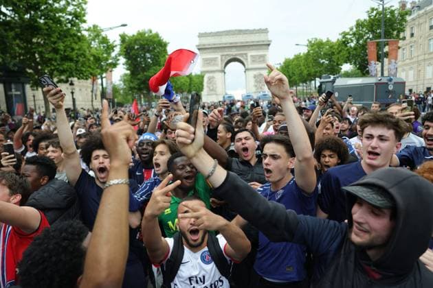 Ligue des Champions PSG-Inter de Milan PHOTOPQR LE PARISIEN Olivier Arandel ; Paris ; 31 05 2025 ; Paris, France Mardi 8 avril 2025 Au lendemain du spectaculaire incendie qui a ravagé lundi soir un centre de déchets dans le 17e arrondissement de Paris, à proximité du Palais de justice, une fumée stagne au dessus des quartiers ouest comme La Défense. LP Olivier Arandel Atmosphere on the Champs-Élysées in Paris UEFA Champions League final football match Paris Saint-Germain PSG against Inter Milan on May 31, 2025