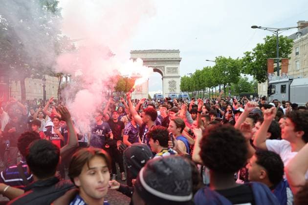 Ligue des Champions PSG-Inter de Milan PHOTOPQR LE PARISIEN Olivier Arandel ; Paris ; 31 05 2025 ; Paris, France Mardi 8 avril 2025 Au lendemain du spectaculaire incendie qui a ravagé lundi soir un centre de déchets dans le 17e arrondissement de Paris, à proximité du Palais de justice, une fumée stagne au dessus des quartiers ouest comme La Défense. LP Olivier Arandel Atmosphere on the Champs-Élysées in Paris UEFA Champions League final football match Paris Saint-Germain PSG against Inter Milan on May 31, 2025