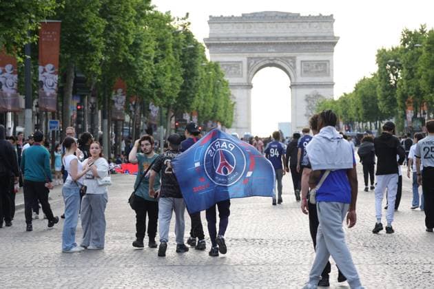 Ligue des Champions PSG-Inter de Milan PHOTOPQR LE PARISIEN Olivier Arandel ; Paris ; 31 05 2025 ; Champs-Élysées, Paris, France Samedi 31 mai 2025 Football Ligue des Champions Ambiance sur les Champs-Élysées à Paris avec les supporters du PSG au soir de la finale de la Ligue des Champions opposant le Paris-Saint-Germain à l’Inter de Milan. LP Ollvier Arandel Atmosphere on the Champs-Élysées in Paris UEFA Champions League final football match Paris Saint-Germain PSG against Inter Milan on May 31, 2025