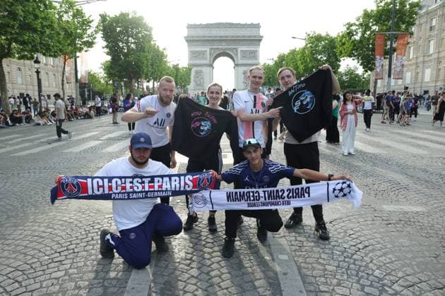 Ligue des Champions PSG-Inter de Milan PHOTOPQR LE PARISIEN Olivier Arandel ; Paris ; 31 05 2025 ; Champs-Élysées, Paris, France Samedi 31 mai 2025 Football Ligue des Champions Ambiance sur les Champs-Élysées à Paris avec les supporters du PSG au soir de la finale de la Ligue des Champions opposant le Paris-Saint-Germain à l’Inter de Milan. LP Ollvier Arandel Atmosphere on the Champs-Élysées in Paris UEFA Champions League final football match Paris Saint-Germain PSG against Inter Milan on May 31, 2025