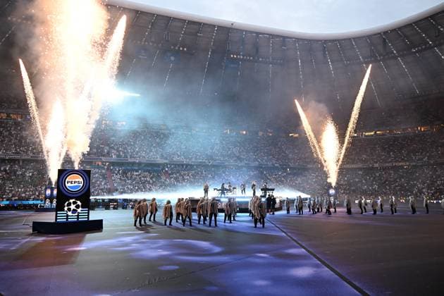 31.05.2025, xsltx, Fussball UEFA Champions League Finale 2025, Paris St.Germain - Inter Mailand v.l. Linkin Park mit Emily Armstrong als Frontfrau (DFL DFB REGULATIONS PROHIBIT ANY USE OF PHOTOGRAPHS as IMAGE SEQUENCES and or QUASI-VIDEO) Muenchen