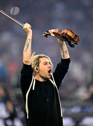 31.05.2025, Fussball UEFA Championsleague Finale 2025: Paris St. Germain - Inter Mailand, in der Allianz-Arena München. Stargeiger David Garrett (Deutschland) macht Stimmung