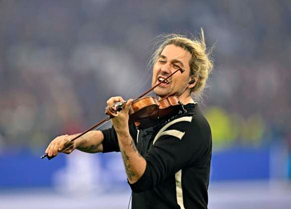 31.05.2025, Fussball UEFA Championsleague Finale 2025: Paris St. Germain - Inter Mailand, in der Allianz-Arena München. Stargeiger David Garrett (Deutschland) macht Stimmung