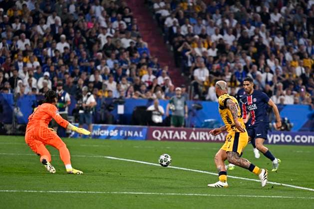 31.05.2025, Fussball UEFA Championsleague Finale 2025: Paris St. Germain - Inter Mailand, in der Allianz-Arena München. Torwart Yann Sommer (Inter Mailand) kassiert hier das 1:0 von Achraf Hakimi (FC Paris Saint-Germain)
