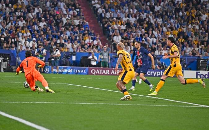 Sport Bilder des Tages RECORD DATE NOT STATED 31.05.2025, Fussball UEFA Championsleague Finale 2025: Paris St. Germain - Inter Mailand, in der Allianz-Arena München. Torwart Yann Sommer (Inter Mailand) kassiert hier das 1:0 von Achraf Hakimi (FC Paris Saint-Germain)