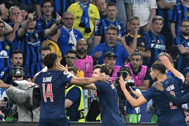 31.05.2025, xsltx, Fussball UEFA Champions League Finale 2025, Paris St.Germain - Inter Mailand v.l. Torjubel nach dem Tor zum celebrating the goal celebrate 1:0 durch Achraf Hakimi (Paris St. Germain) Inter Fan zeigt die Mittelfinger (DFL DFB REGULATIONS PROHIBIT ANY USE OF PHOTOGRAPHS as IMAGE SEQUENCES and or QUASI-VIDEO) Muenchen