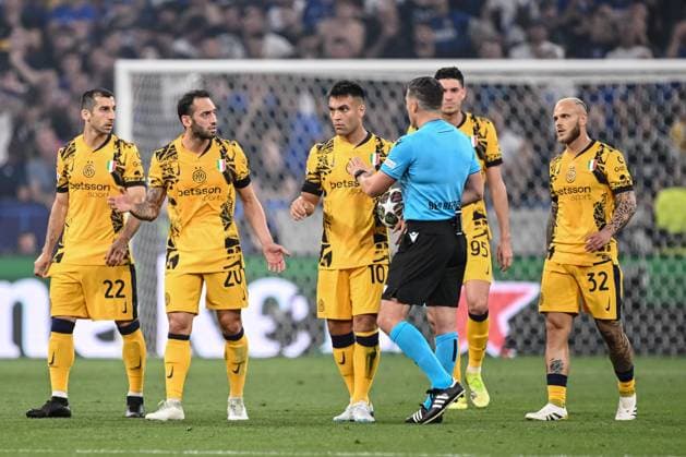 Henrikh Mkhitaryan (FC Internazionale Milano), Hakan Calhanoglu (FC Internazionale Milano), Lautaro Martinez (FC Internazionale Milano), Alessandro Bastoni (FC Internazionale Milano) und Federico Dimarco (FC Internazionale Milano) look dejected during the UEFA Champions League Final 2025 between Paris Saint-Germain and FC Internazionale Milano at Munich Football Arena on May 31, 2025 in Munich, Germany. (Photo by Harry Langer DeFodi Images)