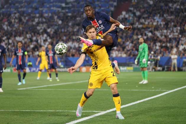 NicolÃ² Barella (Inter Mailand) und Willian Pacho (Paris Saint-Germain) battle for the ball during the UEFA Champions League Final 2025 between Paris Saint-Germain and FC Internazionale Milano at Munich Football Arena on May 31, 2025 in Munich, Germany. (Photo by Oliver Kaelke DeFodi Images)