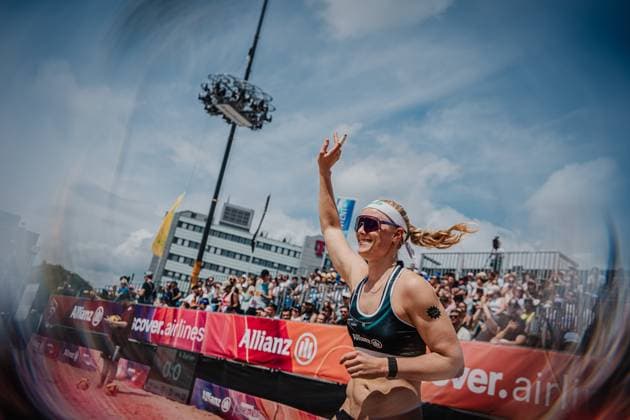 Beachvolleyball Männer Allianz German Beach Tour 2025 Tourstop Hamburg 31.05.2025 Anna Behlen läuft in die Arena ein Hamburg Active City Arena Heiligengeistf Hamburg Deutschland