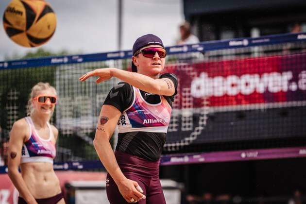 Beachvolleyball Männer Allianz German Beach Tour 2025 Tourstop Hamburg 31.05.2025 Melanie Gernert wirft den Ball weg Hamburg Active City Arena Heiligengeistf Hamburg Deutschland