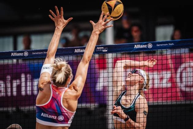 Beachvolleyball Männer Allianz German Beach Tour 2025 Tourstop Hamburg 31.05.2025 rechts Anna Behlen gegen links Louisa Lippmann Hamburg Active City Arena Heiligengeistf Hamburg Deutschland