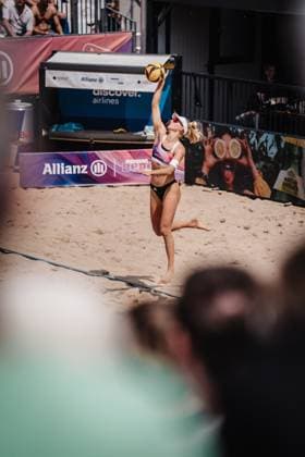 Beachvolleyball Männer Allianz German Beach Tour 2025 Tourstop Hamburg 31.05.2025 Linda Bock beim Aufschlag Hamburg Active City Arena Heiligengeistf Hamburg Deutschland