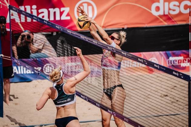 Beachvolleyball Männer Allianz German Beach Tour 2025 Tourstop Hamburg 31.05.2025 v.l. Anna Behlen wird geblockt von Louisa Lippmann Hamburg Active City Arena Heiligengeistf Hamburg Deutschland