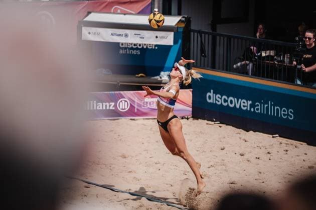 Beachvolleyball Männer Allianz German Beach Tour 2025 Tourstop Hamburg 31.05.2025 Linda Bock beim Aufschlag Hamburg Active City Arena Heiligengeistf Hamburg Deutschland