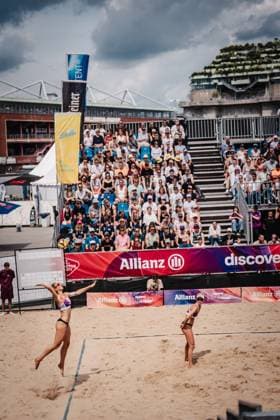 Beachvolleyball Männer Allianz German Beach Tour 2025 Tourstop Hamburg 31.05.2025 Louisa Lippmann beim Aufschlag Hamburg Active City Arena Heiligengeistf Hamburg Deutschland