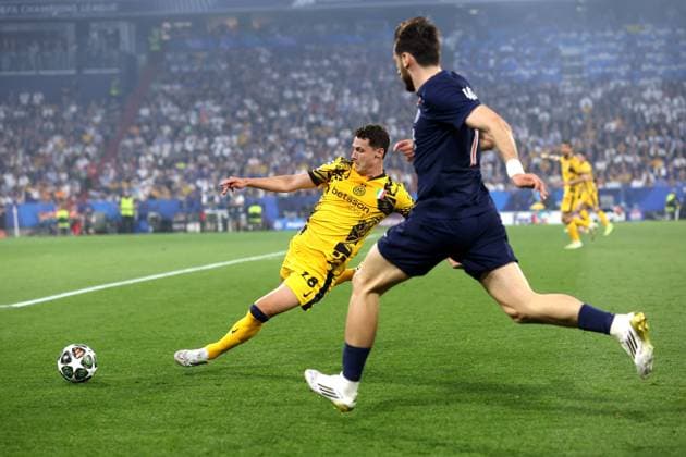 Champions League Final 2025 31 May 2025, Munich - UEFA Champions League Final - Paris Saint-Germain v Internazionale Milano - Benjamin Pavard of Inter Milan slides to tackle Khvicha Kvaratskhelia of PSG - Photo: Charlotte Wilson Offside. Munich Germany Copyright: xCharlottexWilsonx xOffsidexOffside