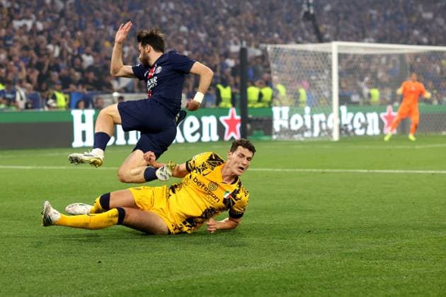 Champions League Final 2025 31 May 2025, Munich - UEFA Champions League Final - Paris Saint-Germain v Internazionale Milano - Benjamin Pavard of Inter Milan slides to tackle Khvicha Kvaratskhelia of PSG - Photo: Charlotte Wilson Offside. Munich Germany Copyright: xCharlottexWilsonx xOffsidexOffside