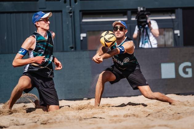 Beachvolleyball Männer Allianz German Beach Tour 2025 Tourstop Hamburg 31.05.2025 v.l. Momme Lorenz und Tilo Rietschel bei de rAnnahme Hamburg Active City Arena Heiligengeistf Hamburg Deutschland