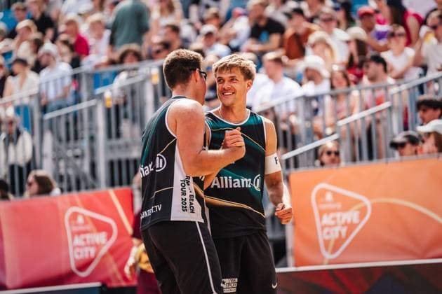 Beachvolleyball Männer Allianz German Beach Tour 2025 Tourstop Hamburg 31.05.2025 v.l. Jonas Kaminski und Luis Kubo Hamburg Active City Arena Heiligengeistf Hamburg Deutschland