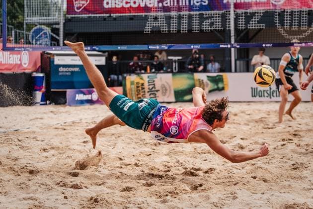 Beachvolleyball Männer Allianz German Beach Tour 2025 Tourstop Hamburg 31.05.2025 Hennes Nissen springt zum Ball Hamburg Active City Arena Heiligengeistf Hamburg Deutschland
