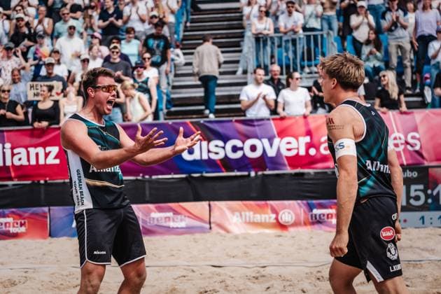 Beachvolleyball Männer Allianz German Beach Tour 2025 Tourstop Hamburg 31.05.2025 v.l. Jonas Kaminski und Luis Kubo jubeln Hamburg Active City Arena Heiligengeistf Hamburg Deutschland