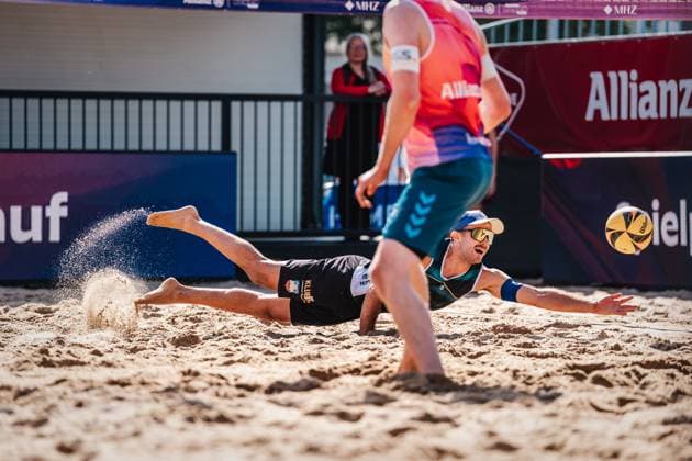 Beachvolleyball Männer Allianz German Beach Tour 2025 Tourstop Hamburg 31.05.2025 Tilo Rietschel springt zum Ball Hamburg Active City Arena Heiligengeistf Hamburg Deutschland