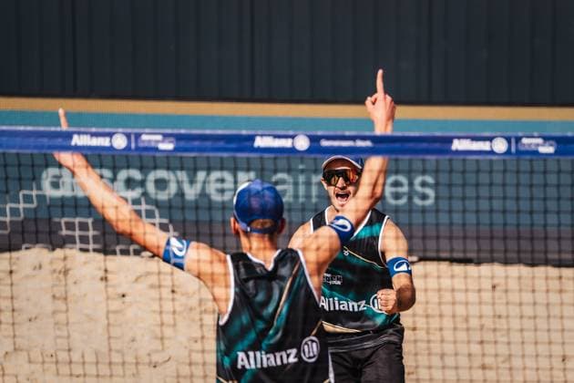 Beachvolleyball Männer Allianz German Beach Tour 2025 Tourstop Hamburg 31.05.2025 v.l. Momme Lorenz und Tilo Rietschel jubeln Hamburg Active City Arena Heiligengeistf Hamburg Deutschland