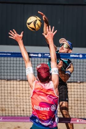 Beachvolleyball Männer Allianz German Beach Tour 2025 Tourstop Hamburg 31.05.2025 Tilo Rietschel beim Angriff gegen Yannick Harms Hamburg Active City Arena Heiligengeistf Hamburg Deutschland
