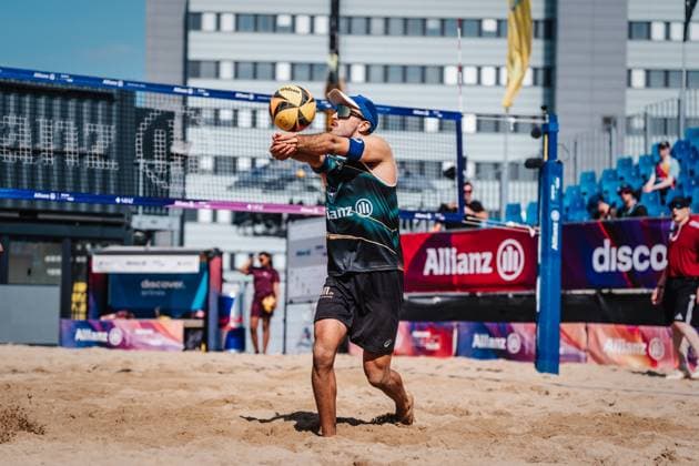Beachvolleyball Männer Allianz German Beach Tour 2025 Tourstop Hamburg 31.05.2025 Tilo Rietschel spielt den Ball Hamburg Active City Arena Heiligengeistf Hamburg Deutschland