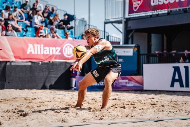 Beachvolleyball Männer Allianz German Beach Tour 2025 Tourstop Hamburg 31.05.2025 Luis Kubo nimmt den Ball an Hamburg Active City Arena Heiligengeistf Hamburg Deutschland