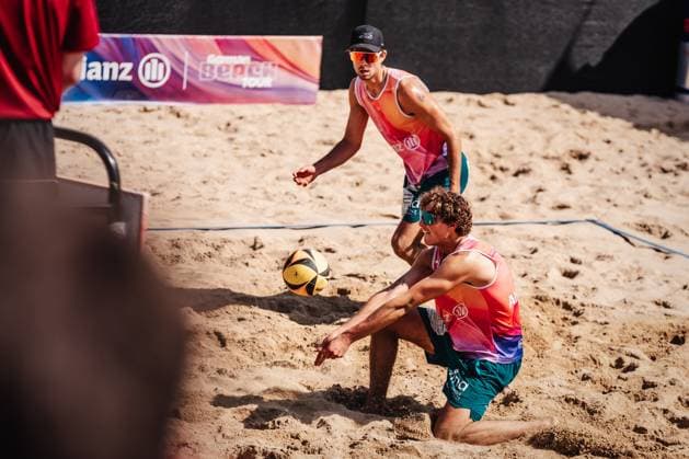 Beachvolleyball Männer Allianz German Beach Tour 2025 Tourstop Hamburg 31.05.2025 Hennes Nissen nimmt den Ball an Hamburg Active City Arena Heiligengeistf Hamburg Deutschland