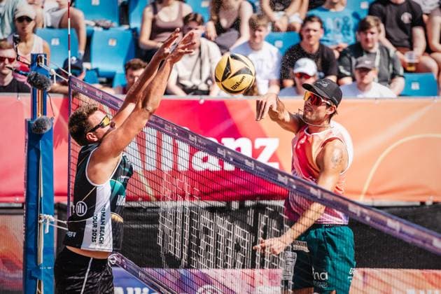 Beachvolleyball Männer Allianz German Beach Tour 2025 Tourstop Hamburg 31.05.2025 v.l. Jonas Kaminski gegen Niklas Held Hamburg Active City Arena Heiligengeistf Hamburg Deutschland