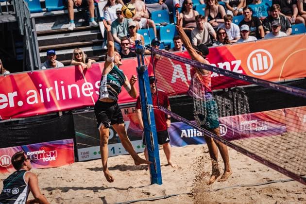 Beachvolleyball Männer Allianz German Beach Tour 2025 Tourstop Hamburg 31.05.2025 Luis Kubo beim Angriff Hamburg Active City Arena Heiligengeistf Hamburg Deutschland