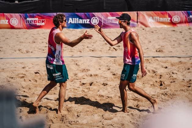 Beachvolleyball Männer Allianz German Beach Tour 2025 Tourstop Hamburg 31.05.2025 v.l. Hennes Nissen und Niklas Held klatschen ein Hamburg Active City Arena Heiligengeistf Hamburg Deutschland